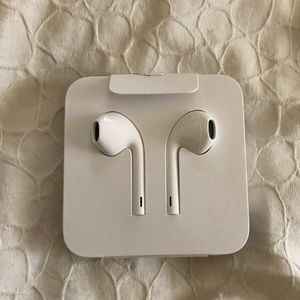 New apple EarPods with lightning connector